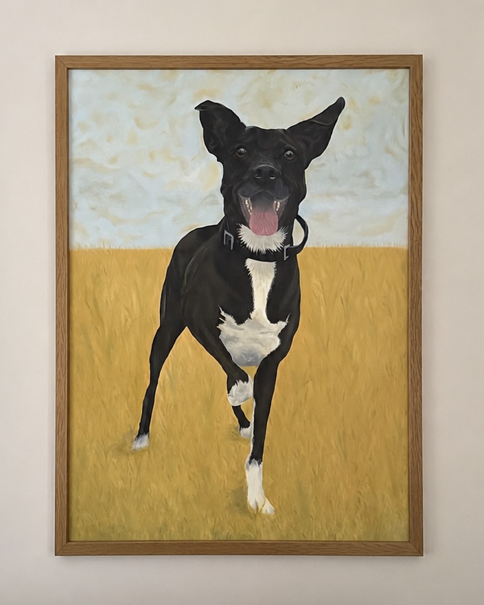 Retrato al óleo de un perro negro corriendo en campo dorado